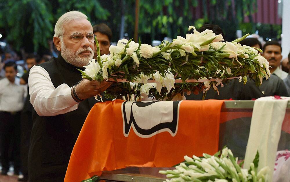 Prime Minister Narendra Modi paying his last respect to the mortal remains of Union minister Gopinath Munde at the BJP headquarters in New Delhi on Tuesday. Munde died on Tuesday morning in a road accident in New Delhi.