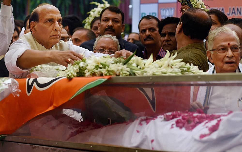 Union Home Minister Rajnath Singh paying his last respect to the mortal remains of Union minister Gopinath Munde at the BJP headquarters in New Delhi on Tuesday. Munde died on Tuesday morning in a road accident in New Delhi. 