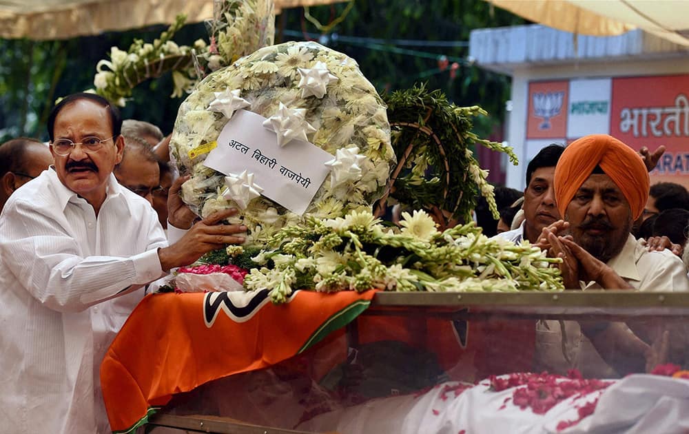 Union Minister M Venkaiah Naidu, on behalf of BJP veteran Atal Bihari Vajpayee, laying a wreath at the mortal remains of Union minister Gopinath Munde at the BJP headquarters in New Delhi on Tuesday. Munde died on Tuesday morning in a road accident in New Delhi.