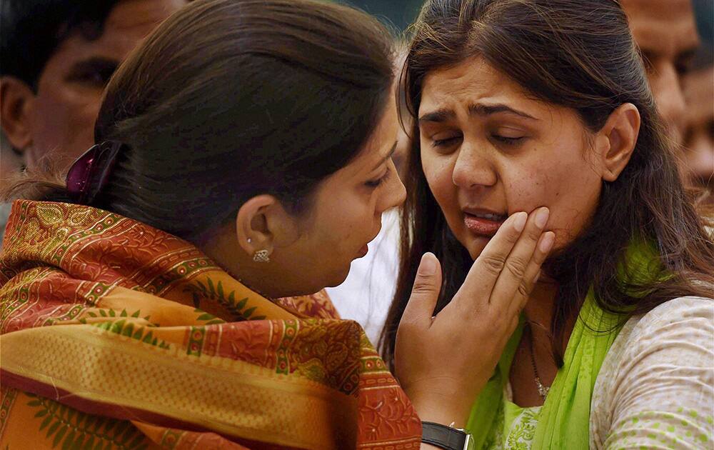 HRD Minister Smriti Irani consoles the daughter of Union minister Gopinath Munde after paying respect to his mortal remains at the BJP headquarters in New Delhi on Tuesday. Munde died on Tuesday morning in a road accident in New Delhi.