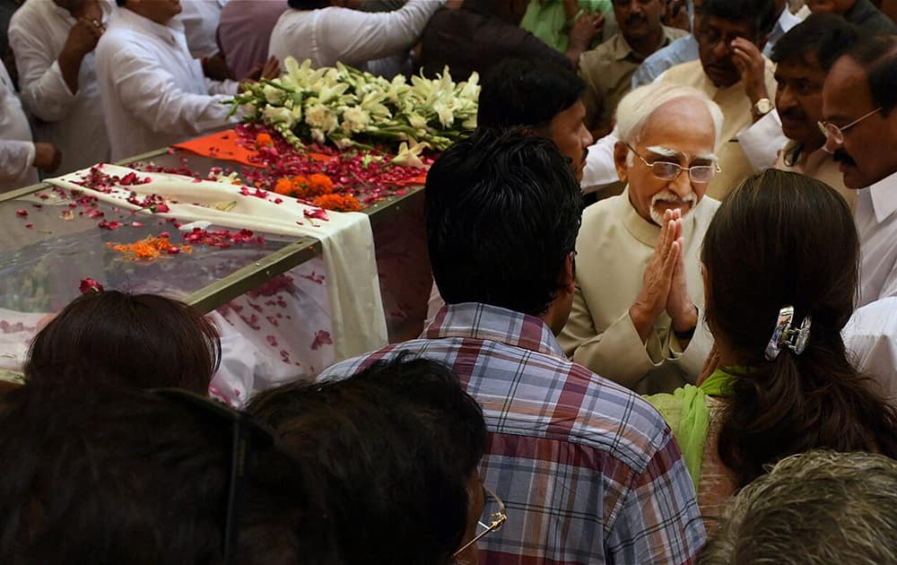 Vice President Hamid Ansari while paying his last respect to the mortal remains of Union minister Gopinath Munde at the BJP headquarters in New Delhi on Tuesday. Munde died on Tuesday morning in a road accident in New Delhi. 