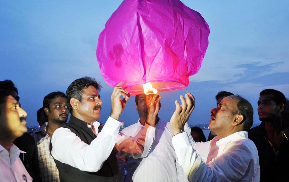 Konda Vishweshwar Reddy, M.P., releasing a sky lantern to celebrate the formation of Telangana state at Tank Bund in Hyderabad.