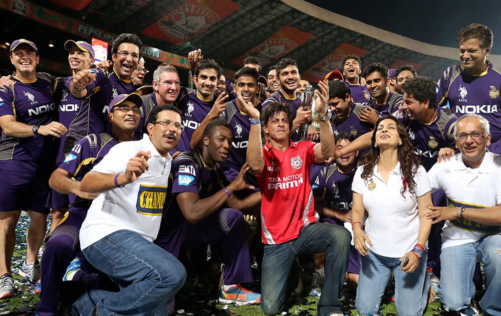 Kolkata Knight Riders` Co Owner Shahrukh Khan with players and trophy after his team won the IPL 7 Final match against Kings XI Punjab in Bengaluru.