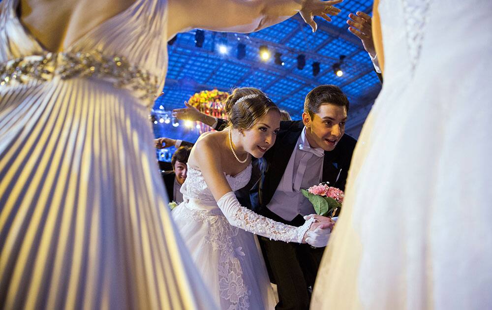 Couples dance during the XII Viennese Ball in the Gostinyi Dvor (Merchant Yard) in Moscow, Russia.