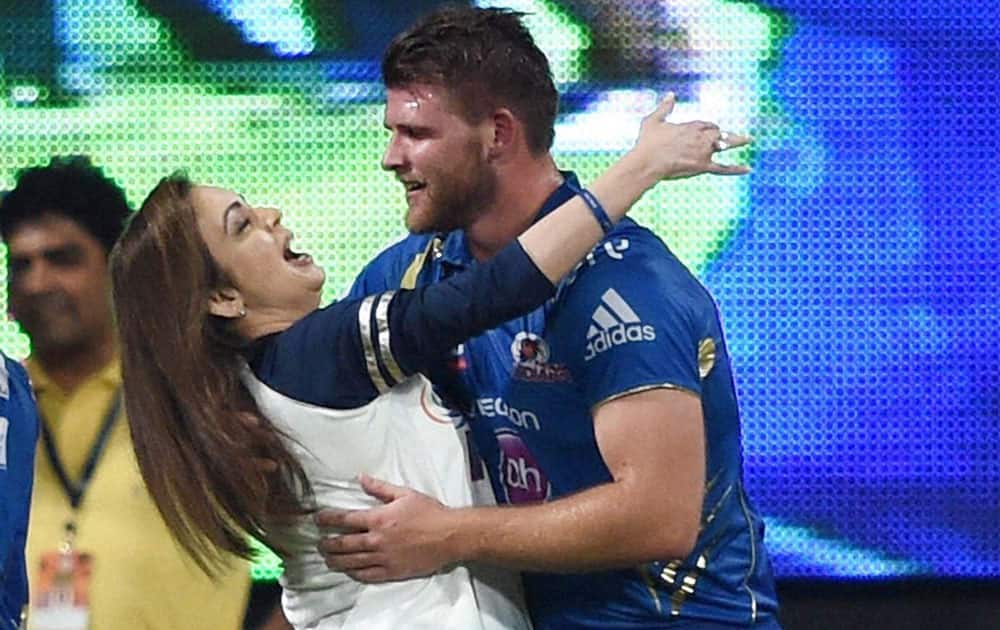 MUMBAI INDIANS OWNER NEETA AMBANI GREETS COREY ANDERSON AFTER THE VICTROY DURING AN IPL 7 AGAINST RAJASTHAN ROYALS IN MUMBAI.