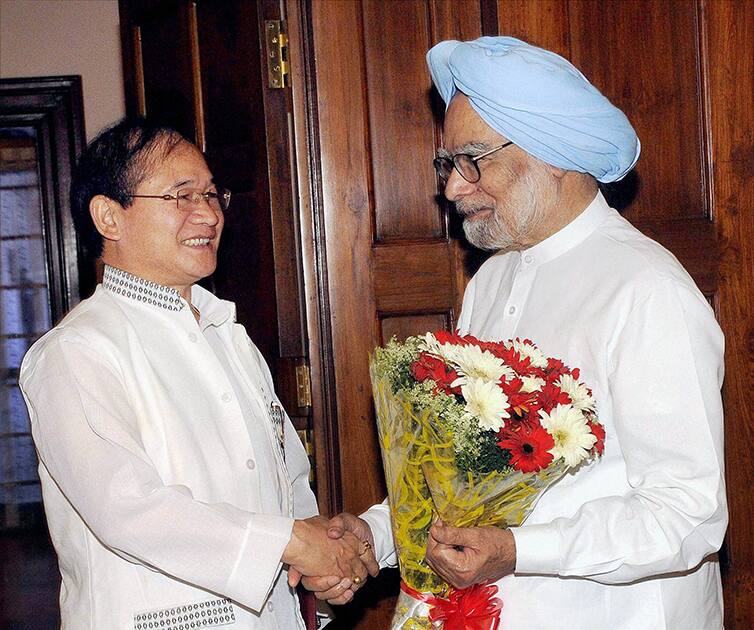 Chief Minister of Arunachal Pradesh Nabam Tuki bids farewell to outgoing Prime Minister Manmohan Singh at PM House in New Delhi.