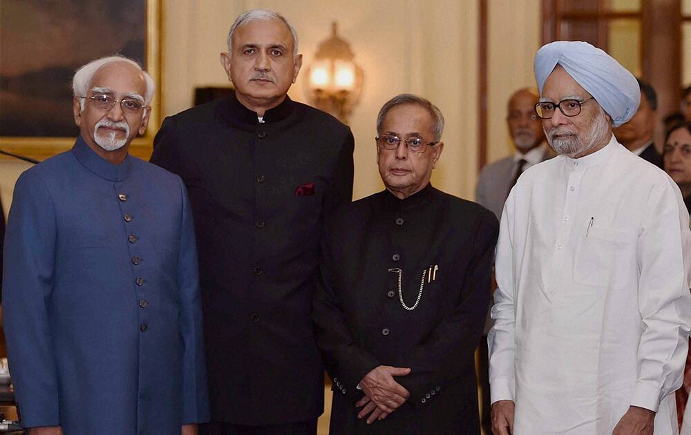 President Pranab Mukherjee, Vice President Hamid Ansari and outgoing Prime Minister Manmohan Singh with the newly sworn-in Chief Information Commissioner, Rajiv Mathur at a photo session after Mathur was administered the oath of office at a ceremony at Rashtrapati Bhavan in New Delhi.