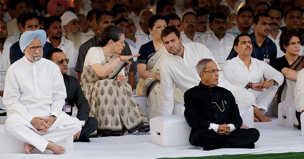 President Pranab Mukherjee, outgoing Prime Minister Manmohan Singh, Congress President Sonia Gandhi, party Vice President Rahul Gandhi and others at a prayer meeting on former Prime Minister Rajiv Gandhi`s 23rd death anniversary at `Vir Bhumi` in New Delhi.