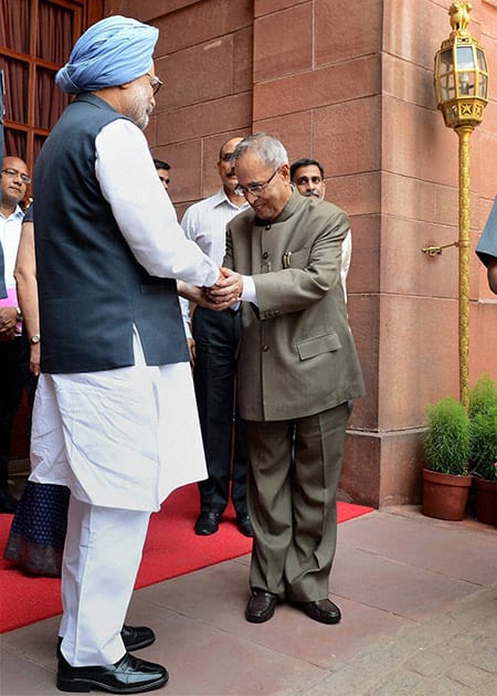 President Pranab Mukherjee shakes hands with Prime Minister Manmohan Singh who submitted his resignation at Rashtrapati Bhavan in New Delhi.