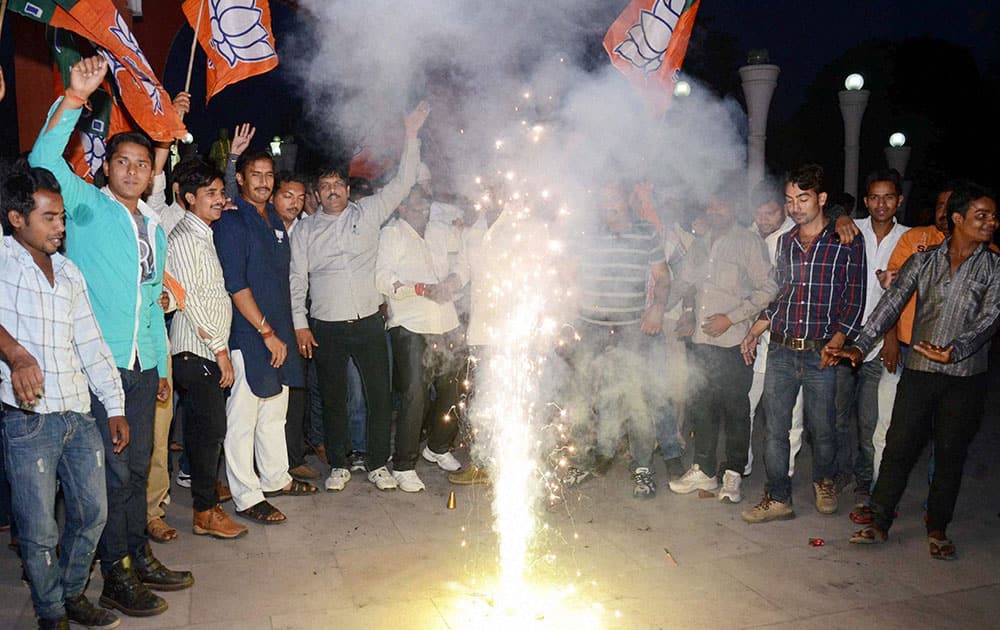 BJP`S YOUNG SUPPORTERS WISHING LUCK FOR THE PARTY`S VICTORY BEFORE DECLARATION OF LOK SABHA ELECTION RESULTS IN MUMBAI.