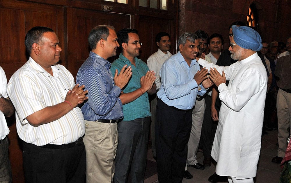 PRIME MINISTER MANMOHAN SINGH BIDDING FAREWELL TO THE STAFF AT THE PMO IN NEW DELHI.