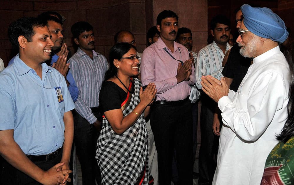 PRIME MINISTER MANMOHAN SINGH BIDDING FAREWELL TO THE STAFF AT THE PMO IN NEW DELHI.