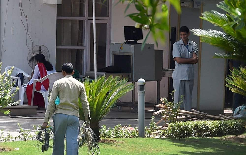 SECURITY DEVICES BEING FIXED AT 3, MOTILAL NEHRU MARG BUNGALOW, THE NEW RESIDENCE OF PRIME MINISTER MANMOHAN SINGH, IN NEW DELHI.