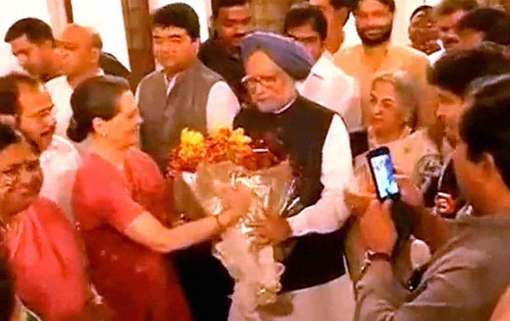 Congress President Sonia Gandhi presents a Bouquet to Prime Minister Manmohan Singh during the farewell dinner hosted by Congress President at her residence 10 Janpath in New Delhi.