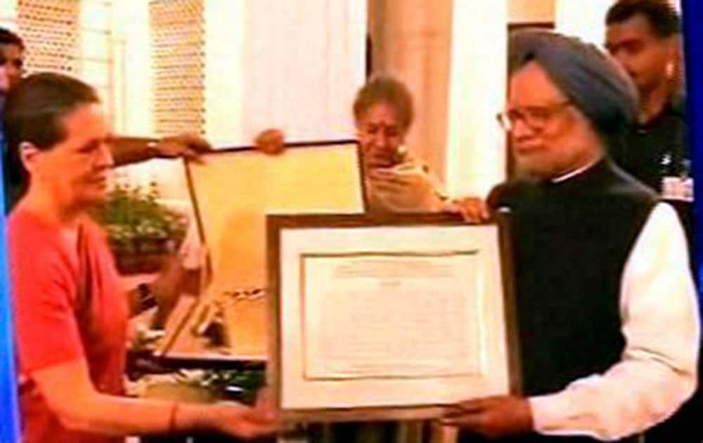 Congress President Sonia Gandhi presents a memento to Prime Minister Manmohan Singh during the farewell dinner hosted by Congress President at her residence 10 Janpath in New Delhi.