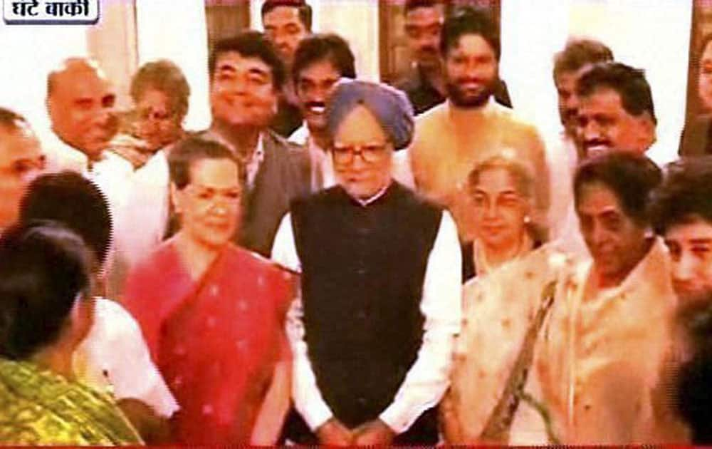 Congress President Sonia Gandhi with Prime Minister Manmohan Singh and cabinet minister during the farewell dinner hosted by Congress President at her residence 10 Janpath in New Delhi.