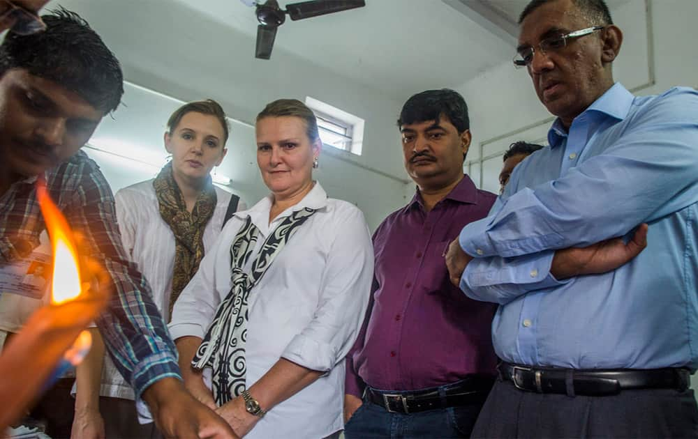 12 May 2014 -Members of international delegation from United Nations and Mauritius witness and participate in a mock poll at a polling booth in a primary school in Varanasi [Photo: UNDP India]