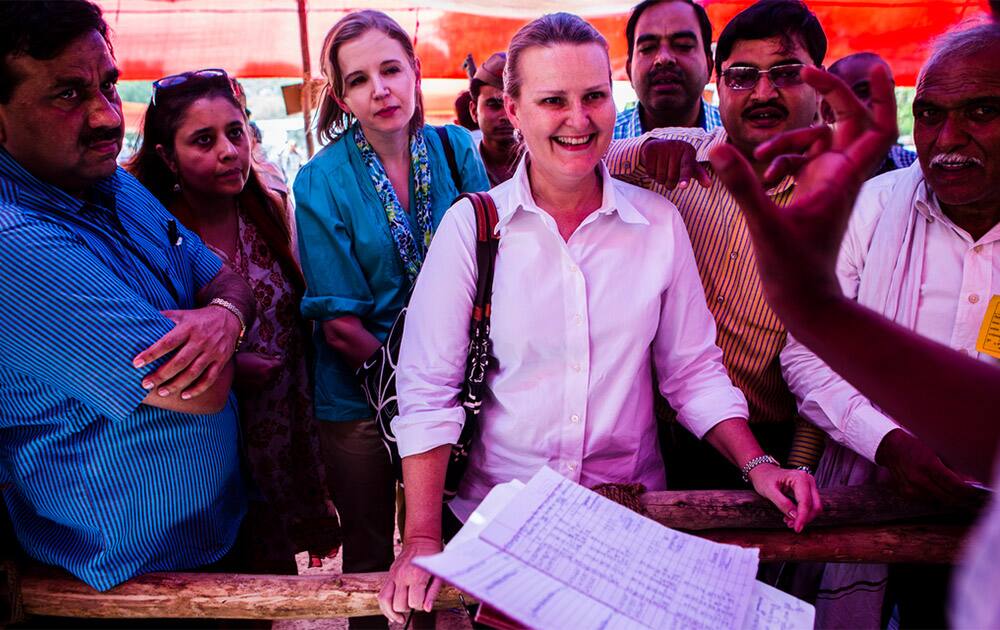 11 May 2014 - Lise grande, UN Resident Coordinator and UNDP Resident Representative in India understanding the use of an electronic voting machines by a election officer at an Elections Commission facility in Varanasi, India. [Photo: UNDP India]