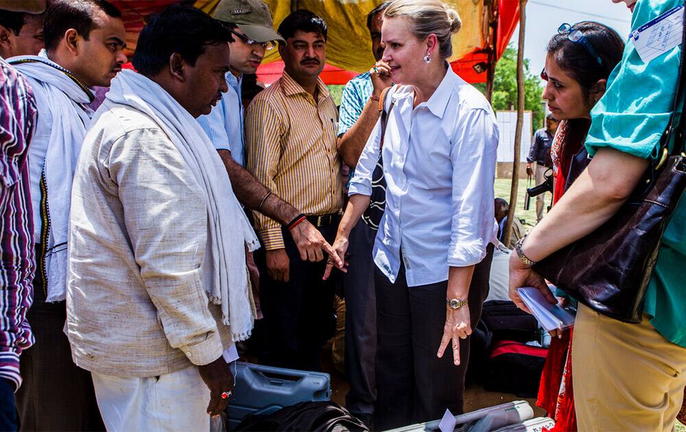 11 May 2014 - Lise grande, UN Resident Coordinator and UNDP Resident Representative in India interacting with election officers at an Elections Commission facility in Varanasi, India. [Photo: UNDP India]