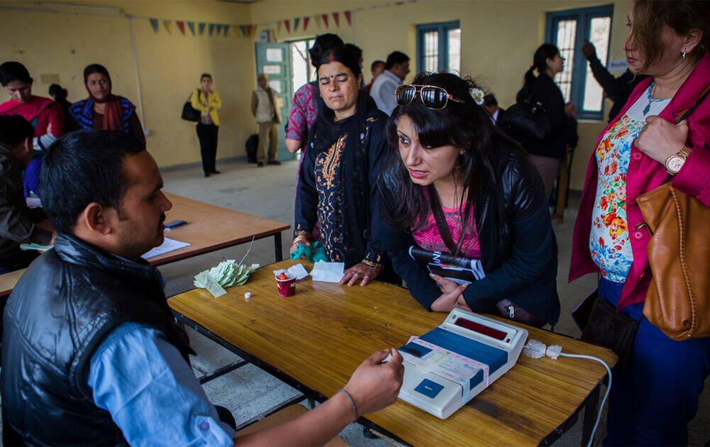 7 May 2014 - Delegates from eight countries of the League of Arab Nations, Bhutan, Kenya, Myanmar and Uganda interacted with Election Officials from Himachal Pradesh, the district administration and local voters to learn how India’s mountain state is preparing to secure the votes of 4.8 million people. [Photo: UNDP India]