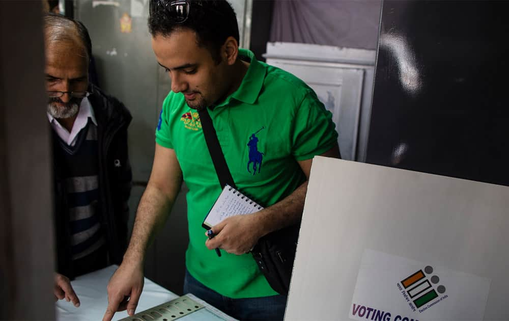 7 May 2014 - from Bhutan, Kenya, Myanmar, Uganda and nine countries from the League of Arab States visited Shimla and learnt the use of Electronic Voting Machine(EVMs) during mock polling at a Model polling booth at Muncipal Corporation building Shimla. [Photo: UNDP India]