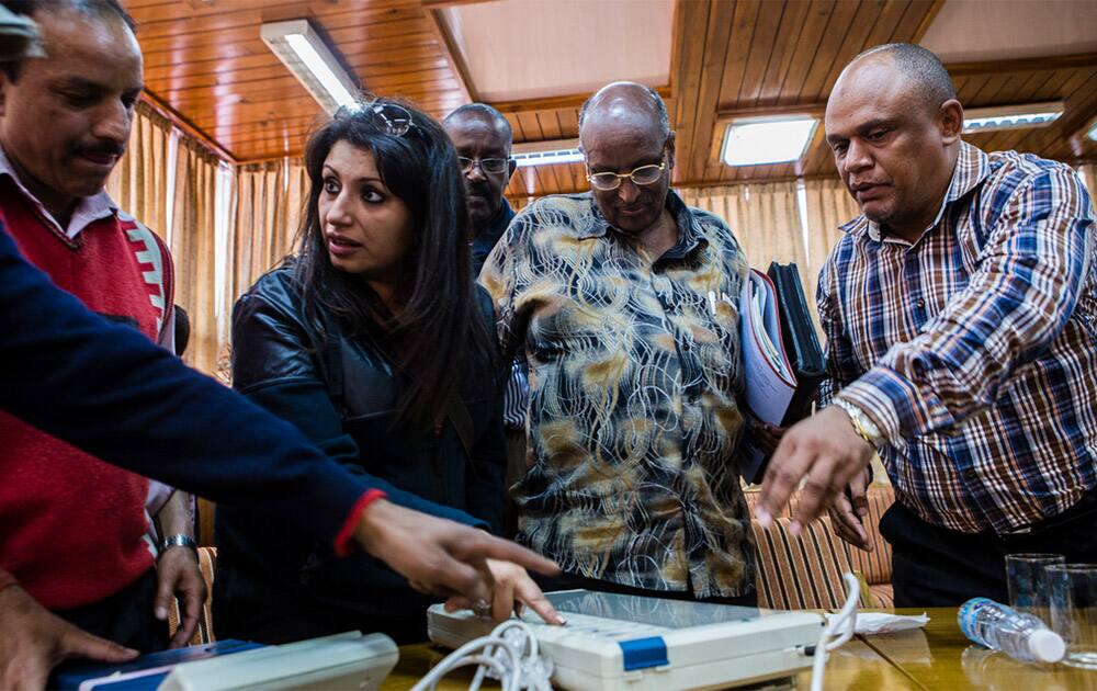 7 May 2014 - Delegates understand the use of an electronic voting machine at a presentation in the Collectorate office. Delegation from Bhutan, Kenya, Myanmar, Uganda and nine countries from the League of Arab States visited Shimla to learn the election management process. [Photo: UNDP India]