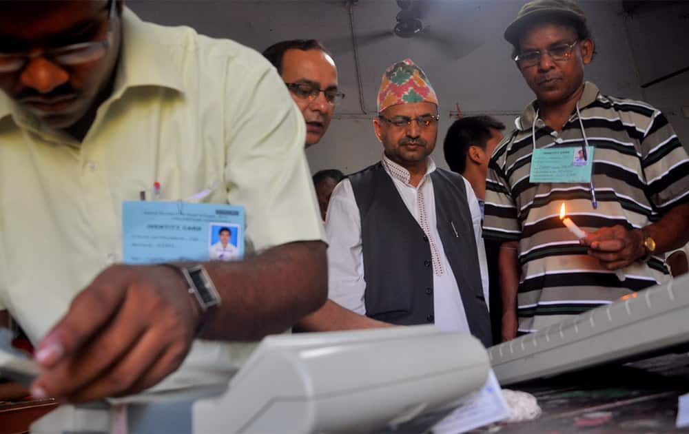 Delegates from Nepal (second from left) Govinda Gauli, and (third from left) Ananta Raj Dumre are checking the Electronic Voting Machines (EVMs) at polling station number 245 in B.E college, Shibpur, Howrah. A 14-member delegation from the Election Commission of Nepal witnessed the polls in Howrah district. [Photo: UNDP India]