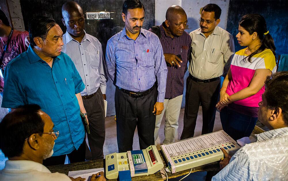 Delegates from Malaysia, Lesotho and Nigeria witness mock polling at a polling center in Municipal Inter College Taj Ganj, Agra, Uttar Pradesh on 24 April 2014. [Photo: UNDP India]