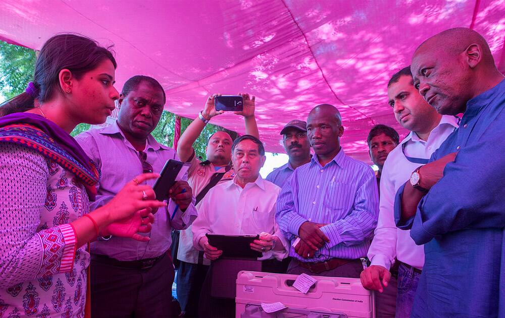 Jasjit Kaur, Joint Magistrate, Agra interacts with delegates from Lesotho, Malaysia and Nigeria at Naveen Galli Mandi Sthal, commonly known as ‘Mandi’ (a market) that was converted into an election distribution center in Agra, Uttar Pradesh. [Photo: UNDP India]