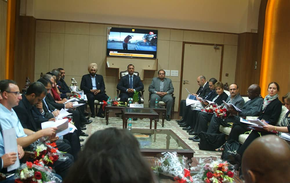 Delegates from eight countries from Africa and the Middle East with Vijay Dev, Delhi’s Chief Electoral Officer. [Photo: UNDP India]