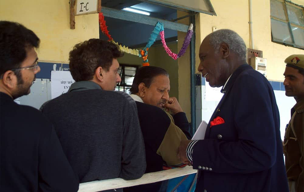 Delegate Alieu Momarr Njai of Gambia interacts with voters at a voting centre in Shalimar Bagh, Delhi. [Photo: UNDP India]