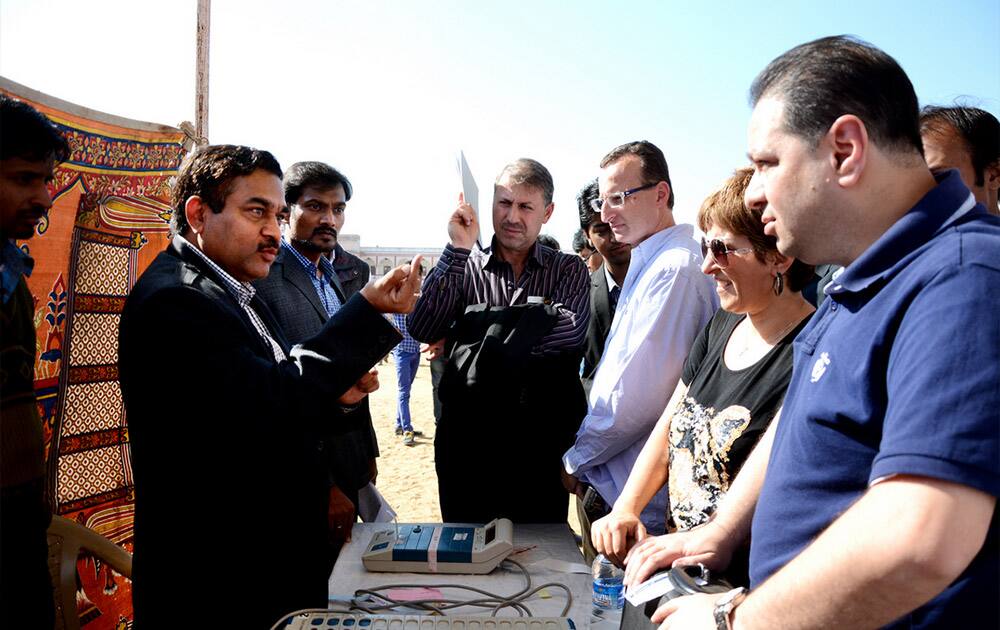 Polling officials demonstrate the use of electronic voting machine to delegates from Africa and the Middle East. [Photo: UNDP India]