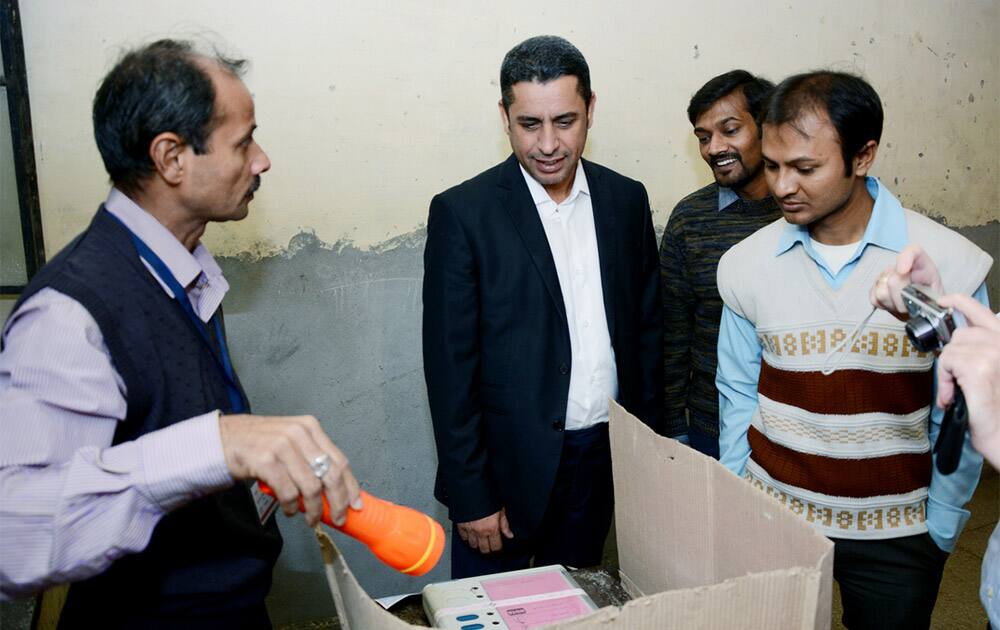 Polling officials demonstrate the use of electronic voting machine to delegates from Africa and the Middle East. [Photo: UNDP India]