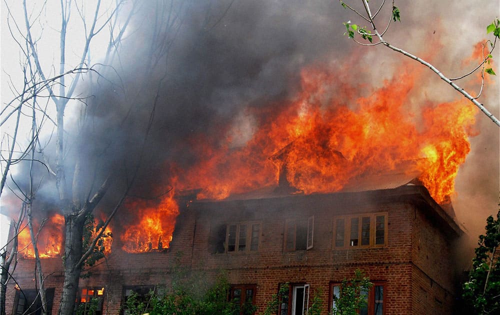 A massive fire engulfs residential houses at Kaksari, in Srinagar.