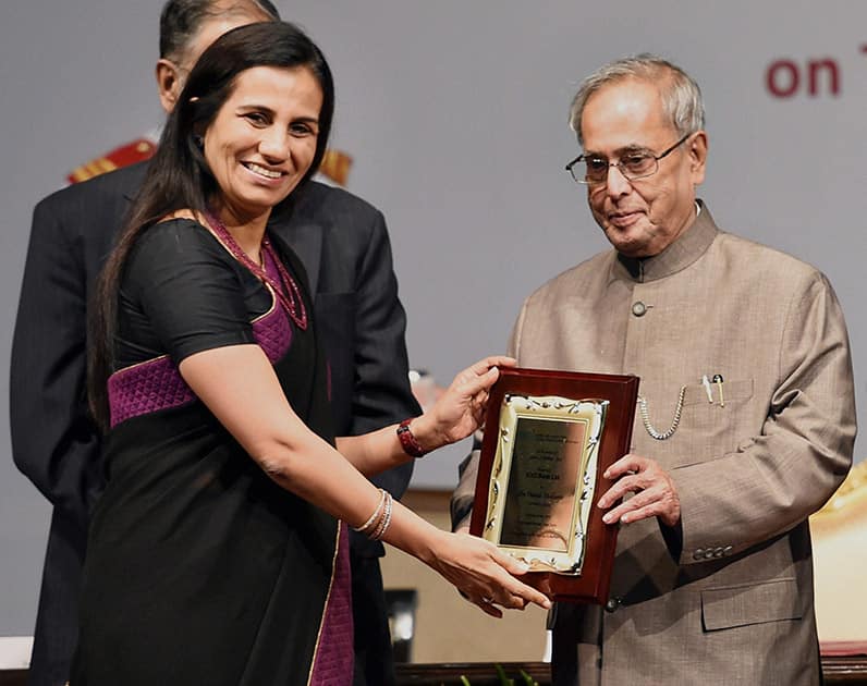 President Pranab Mukherjee presenting an award to CEO, ICICI Bank Ltd. Chanda Kochhar.