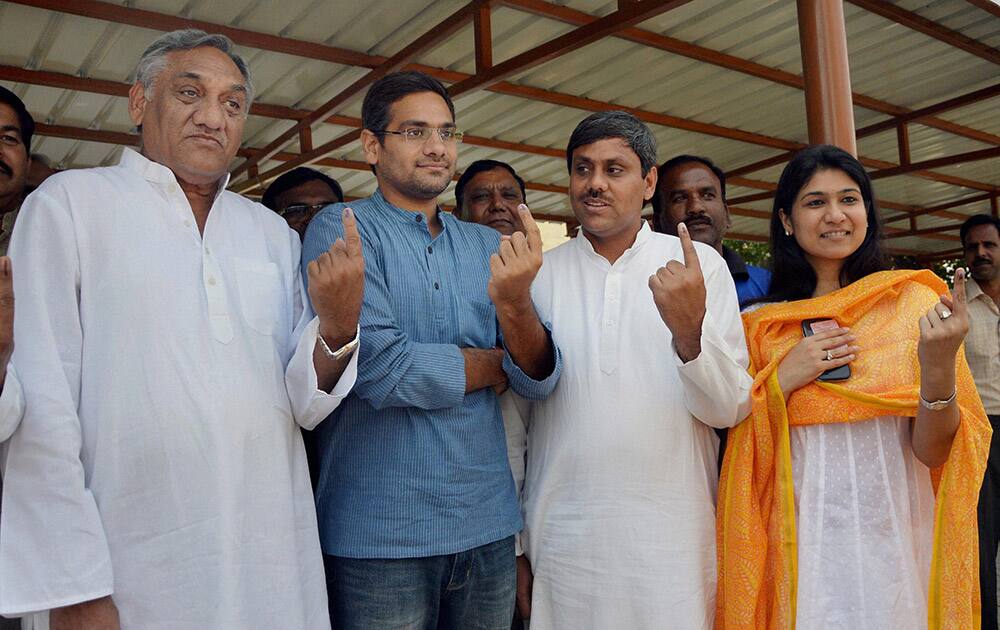 Congress candidate Saket Bahuguna for Tehri seat, his wife Gauri Bahuguna and his father & former CM Vjay Bahuguna show their inked fingers after casting votes in Dehradun.