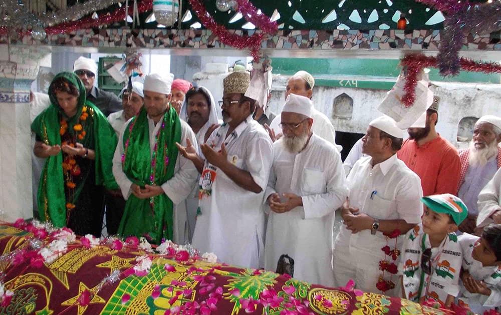 Rahul Gandhi and Priyanka Vadra pray in a Dargah during Election compaign in Jayas, Amethi.