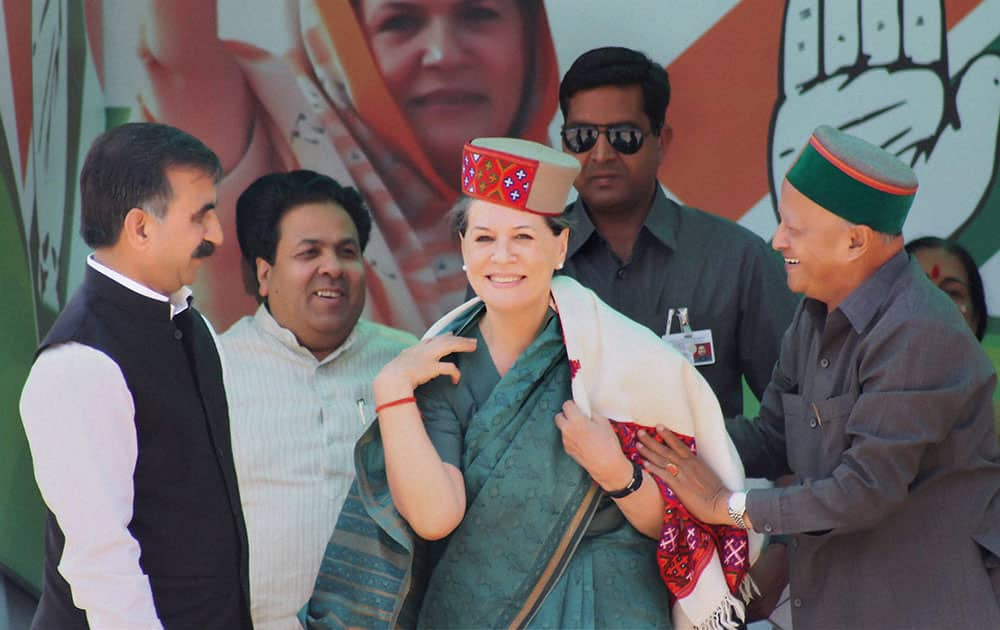 UPA Chairperson Sonia Gandhi being welcomed by Himachal Pradesh Chief Minister Virbhadra Singh at a public meeting for the Lok Sabha election 2014 in Kullu.