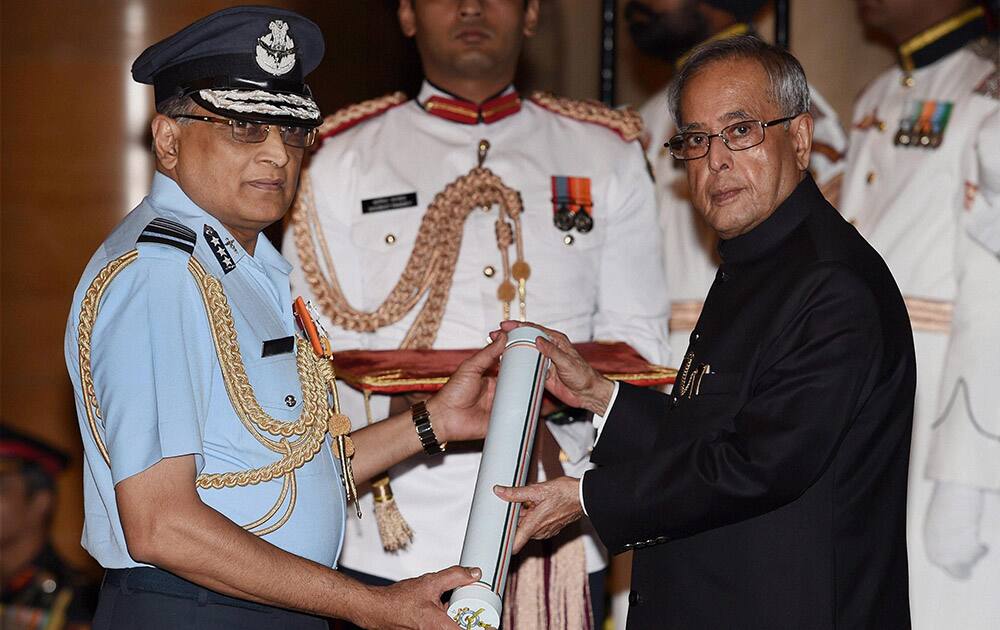 President Pranab Mukherjee presenting Param Vishist Seva Medal to Air Marshal Dhananjay Parashuram Joshi during the Defence Investiture Ceremony at Rashtrapati Bhavan.