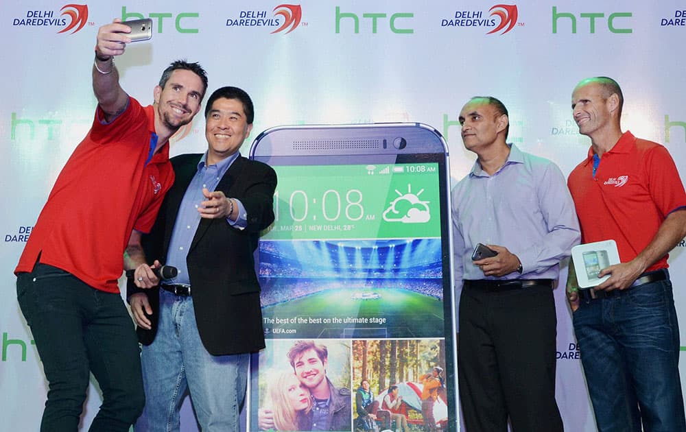 Delhi Daredevils captain Kevin Pietersen, Jack Wang, President HTC South Asia, and Faisal Siddiqui, country head HTC India with team coach Gary Kirsten in Gurgaon.