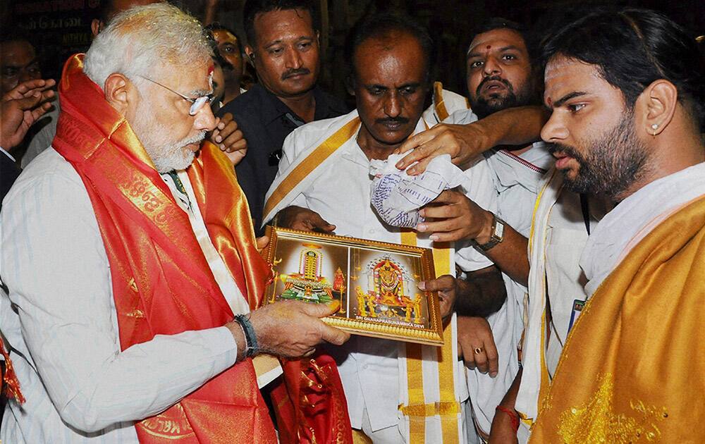 BJP Prime Ministerial candidate Narendra Modi performing puja at Lord Vaayulingeswara temple in Sri Kalahasti, 40 km from Tirupati.