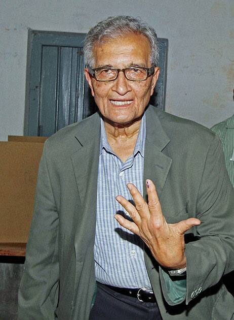 Nobel laureate Amartya Sen shows his inked finger after casting his vote in Santiniketan, Birbhum, West Bengal.