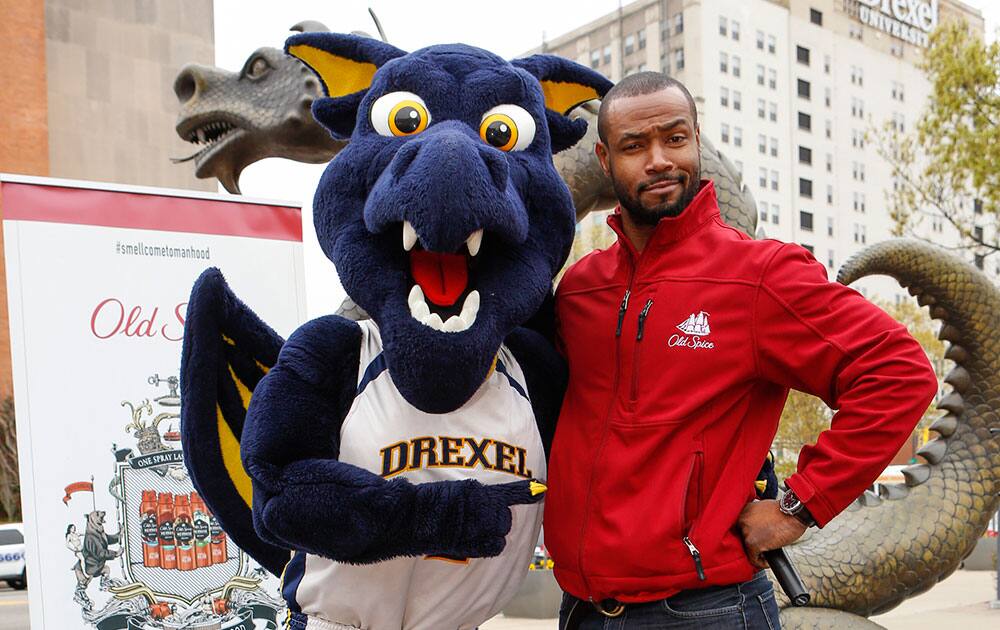 During his Philadelphia stop of the Old Spice Smellcome to Manhood tour, the Old Spice Guy Isaiah Mustafa teaches the Drexel University Dragon how to scent responsibly with Old Spice Re-fresh Body Spray in Philadelphia.