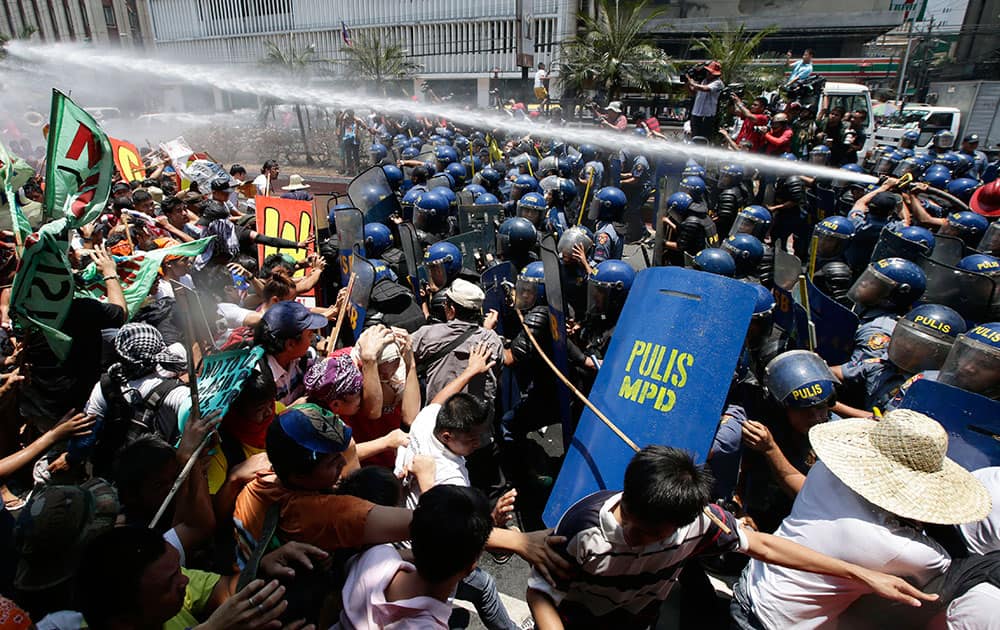 Protesters clash with police as the former try to surge towards the US Embassy in Manila to protest US President Barack Obama`s first ever state visit to the Philippines.