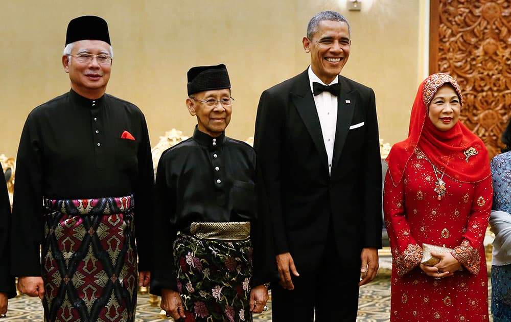 US President Barack Obama, stands with Malaysian King Sultan Abdul Halim Mu`adzam Shah, second from left, and Malaysian Queen Haminah Hamidun and Malaysian Prime Minister Najib Razak before a State Dinner at National Palace in Kuala Lumpur.