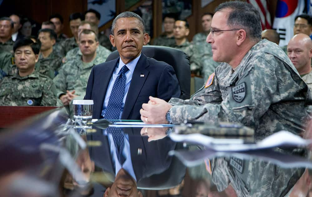 US President Barack Obama is briefed by US-ROK Combined Forces Command officers including U.S. Army Gen. Curtis Scaparrotti, right, Commander UNC/CFC/USFK, at the US Army Garrison Yongsan, South Korea.