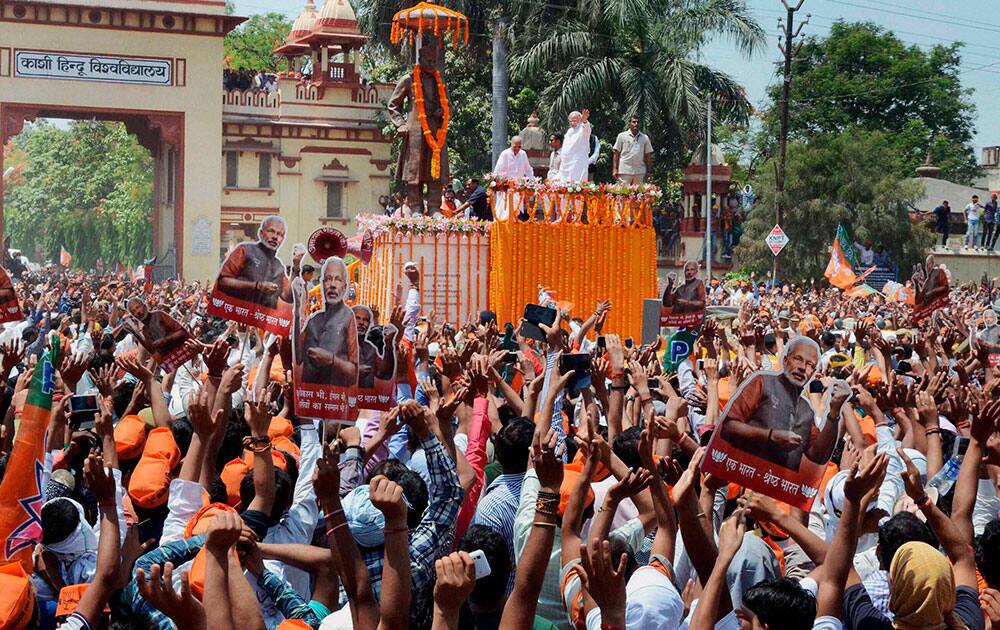 BJP Prime Ministerial candidate Narendra Modi paying floral tributes to Pt. Madan Mohan Malviya before filing his nomination papers in Varanasi.