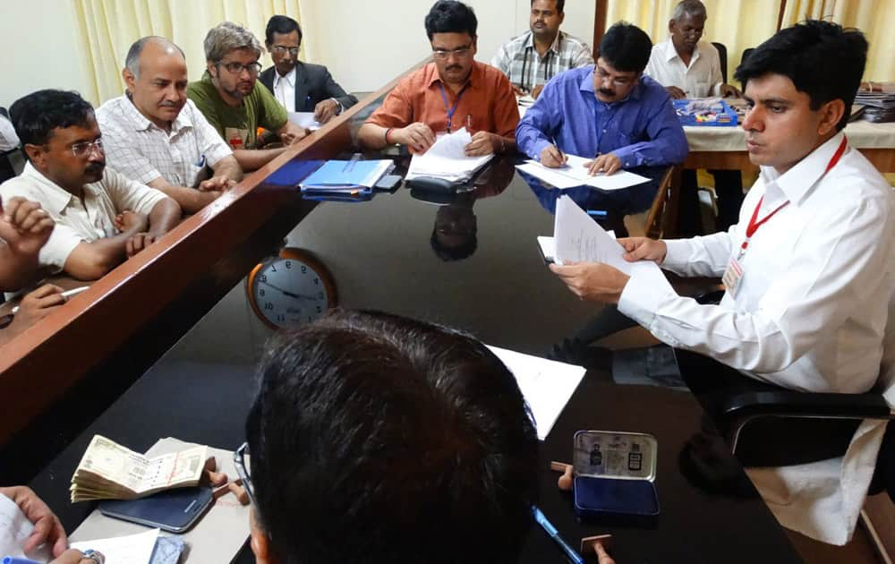 Leader of the Aam Aadmi Party (AAP), Arvind Kejriwal before filing his nomination in Varanasi. Agency : Iamin DNAofIndia