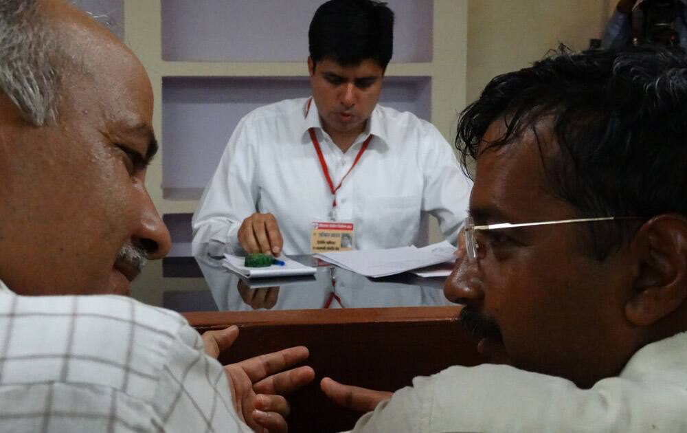 Leader of the Aam Aadmi Party (AAP), Arvind Kejriwal before filing his nomination in Varanasi. Agency : Iamin DNAofIndia