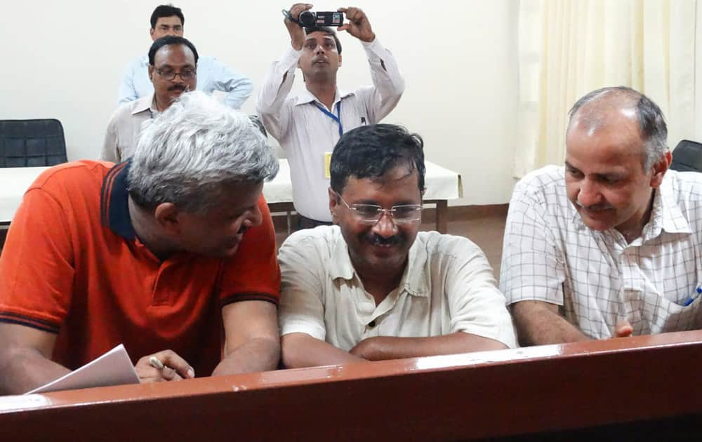 Leader of the Aam Aadmi Party (AAP), Arvind Kejriwal before filing his nomination in Varanasi. Agency : Iamin DNAofIndia